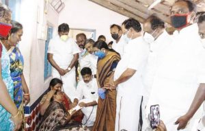 இராணுவ வீரர் குடும்பத்திற்கு இராமநாதபுரம் மாவட்ட தி மு க பொறுப்பாளர் காதர் பாட்ஷா முத்துராமலிங்கம் 2 லட்சம் நிதியுதவி வழங்கினார்