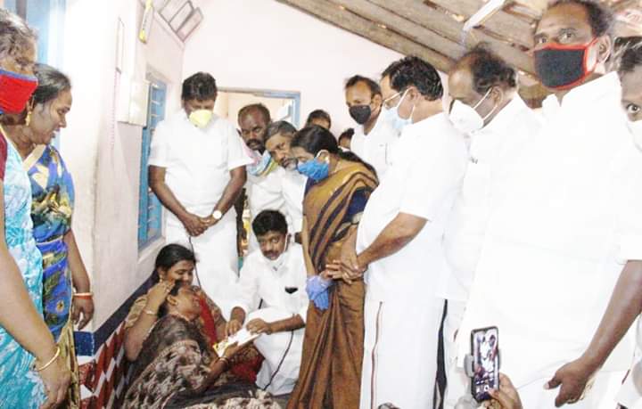இராணுவ வீரர் குடும்பத்திற்கு இராமநாதபுரம் மாவட்ட தி மு க பொறுப்பாளர் காதர் பாட்ஷா முத்துராமலிங்கம் 2 லட்சம் நிதியுதவி வழங்கினார்