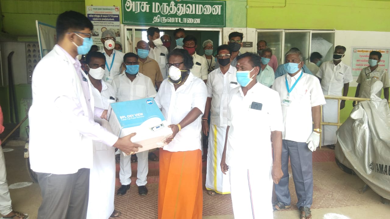 திருவாடானை அரசு மருத்துவமனைக்கு  25 லட்ச ரூபாய் மதிப்பிலான மருத்துவ உபகரணங்களை வழங்கிய எம்எல்ஏ கருணாஸ்!