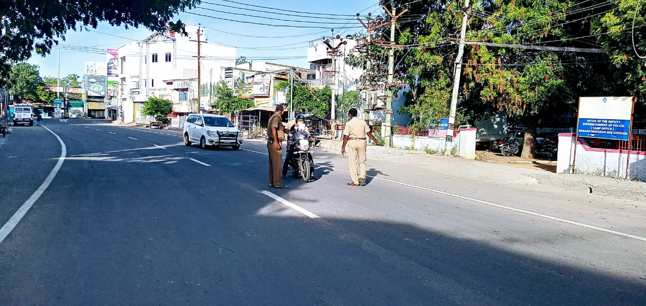 முழு ஊரடங்கு நேரத்திலும் வாகன சோதனையில் ஈடுபட்ட இராமநாதபுரம் மாவட்ட காவல்துறையினர்!