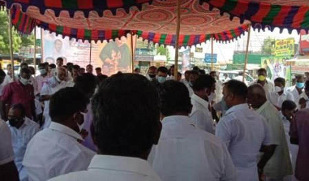 அமைச்சரும், ஆட்சியரும் பங்கேற்ற அரசு விழாவில் காற்றில் பறந்த கட்டுப்படு!