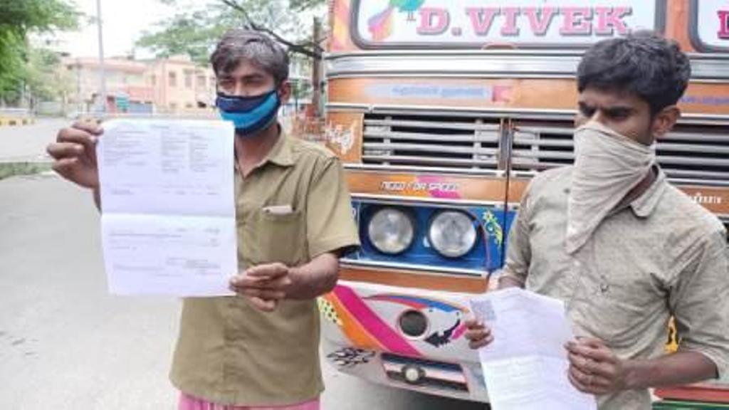 லஞ்சம் கேட்ட போலீஸ்.நடவடிக்கை எடுக்கக்கோரி மாவட்ட ஆட்சியர் அலுவலகம் வந்த லாரி டிரைவர் !!!
