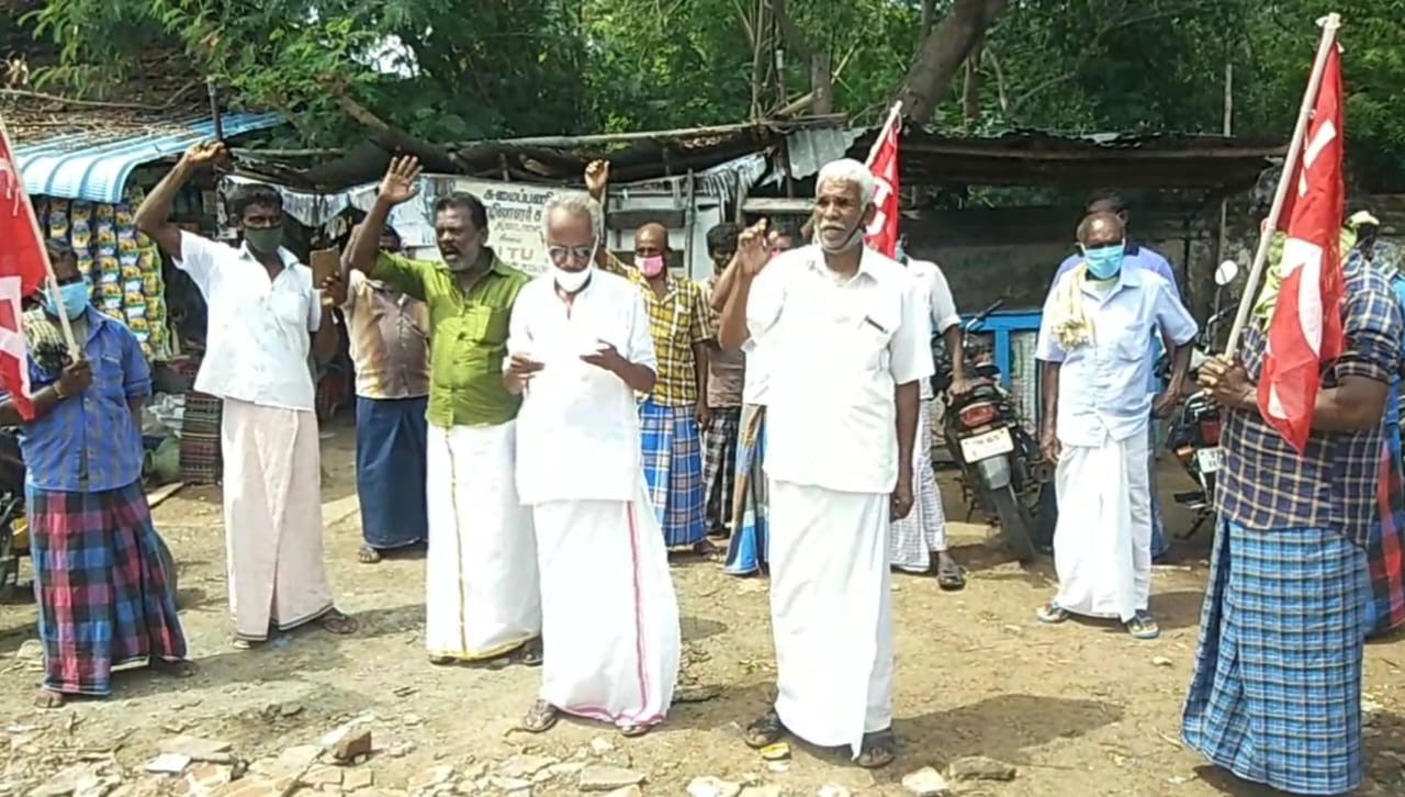 வங்கி முன்பாக சுமைதூக்குவோர் சங்கம் சார்பில் பல்வேறு கோரிக்கைகளை வலியுறுத்தி ஆர்ப்பாட்டம்..!