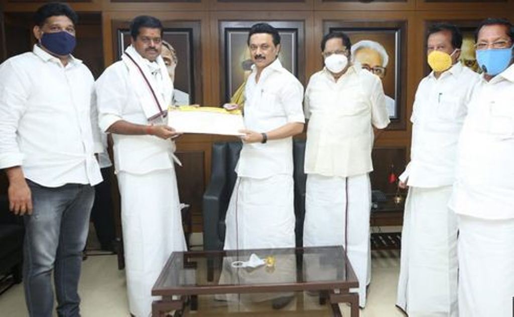 அதிமுக மாஜி எம்.பி., லட்சுமணன் திமுகவுக்கு தாவல் மு.க.ஸ்டாலின் முன்னிலையில் இணைந்தார்