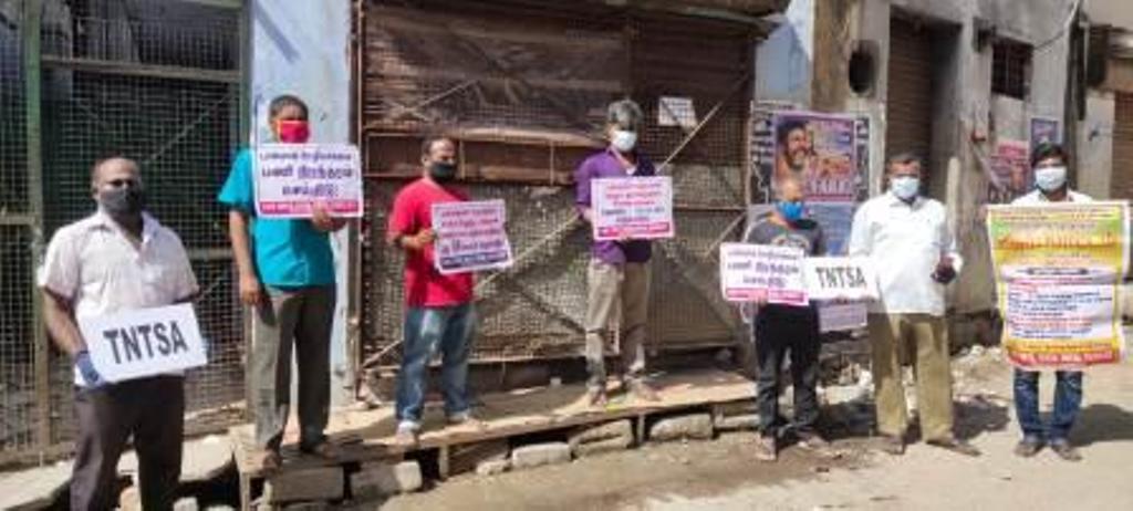 14 அம்ச கோரிக்கைகளை வலியு றுத்தி டாஸ்மாக் விற்பனையாளர்கள் இன்று மேட்டுப்பாளையத்தில் கடை முன்பு பாதாகைகளை கையில் ஏந்தி ஆர்ப்பாட்டம் !!!