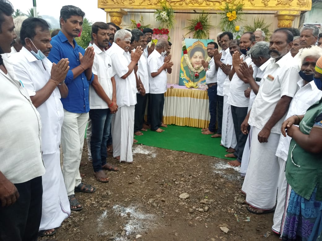 பிளிச்சி ஊராட்சியில் ஒன்றிய செயலாளர் தலைமையில் முன்னாள் முதல்வர் ஜெயலலிதாவின் 4 ஆம் ஆண்டு நினைவஞ்சலி செலுத்தப்பட்டது !!!