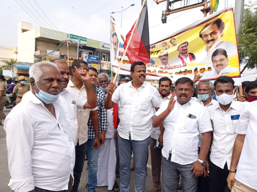 திமுக எம்.பி.ஆ.ராசா மீது அவதூறு வழக்கு.! வாபஸ் பெறக்கோரி ஆர்ப்பாட்டத்தில் ஈடுபட்ட 200க்கும் மேற்பட்டோர் கைது !!!