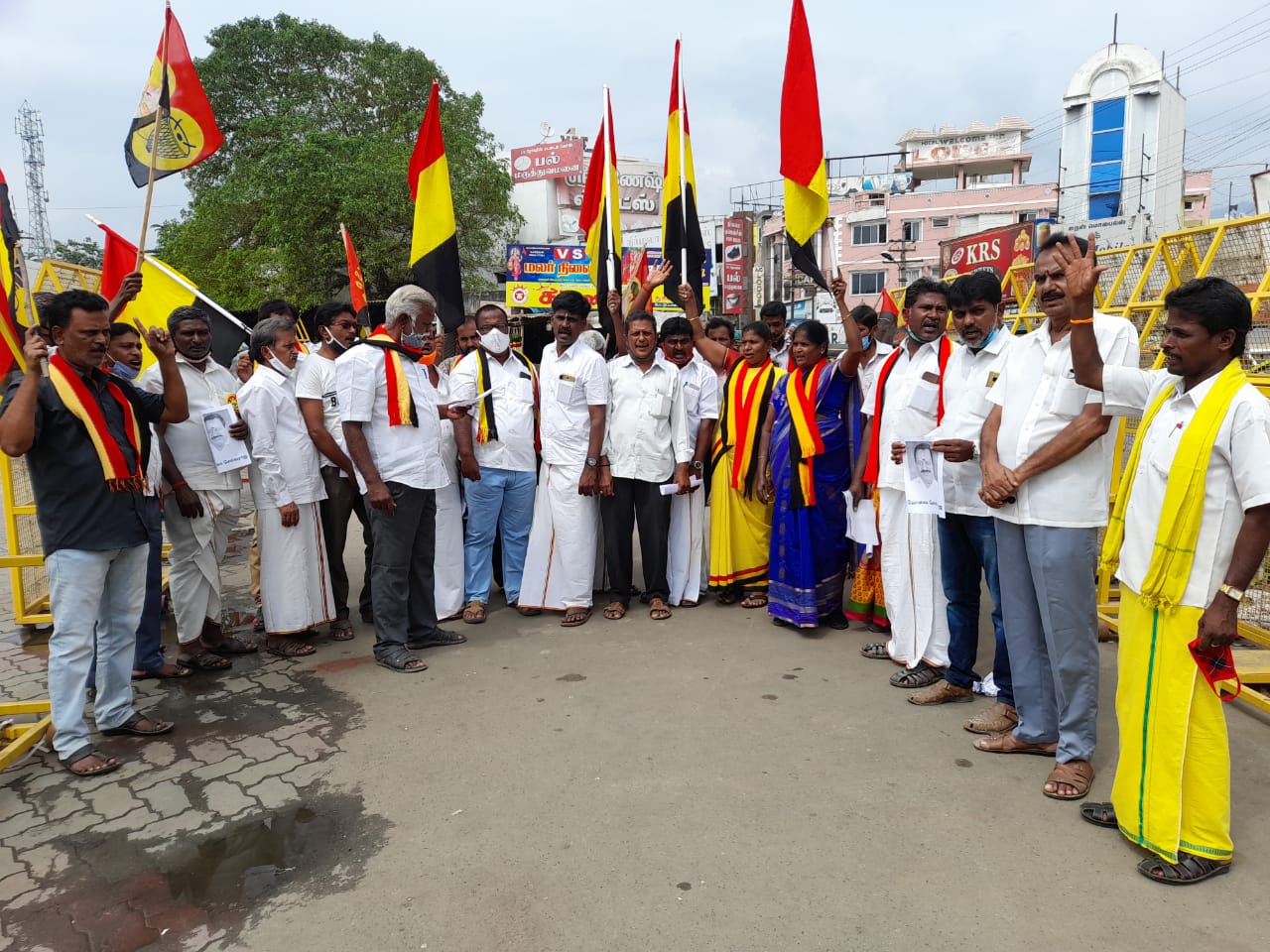 தேமுதிக தலைவர் விஜயகாந்தை அதிமுகவை சேர்ந்த செல்வராஜ் அவதூறாக பேசியதாக கூறி மேட்டுப்பாளையத்தில் தேமுதிகவினர் ஆர்ப்பாட்டம் !!!