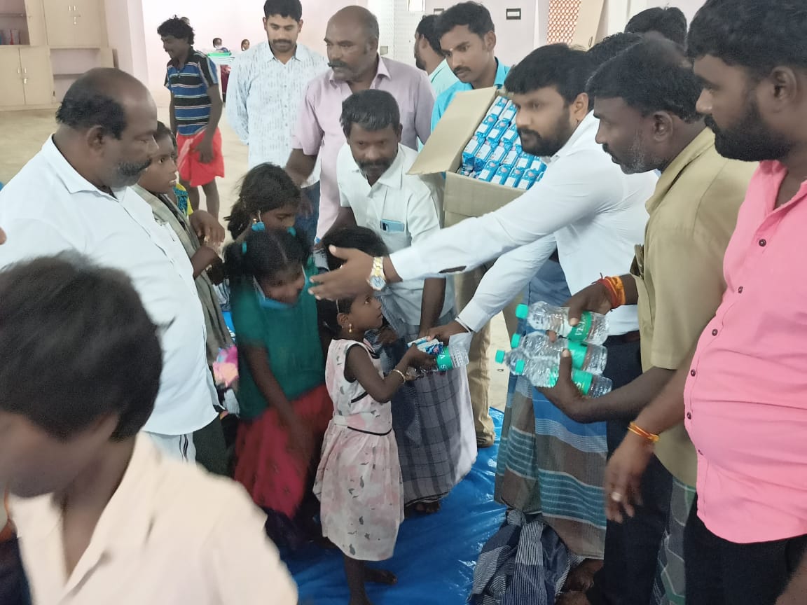 கடலாடியில் பா ஜ க மாநில மருத்துவரணி செயலாளர் மருத்துவர் ராம்குமார் புரவி புயலால் தங்கியிருக்கும் மக்களுக்கு பால் பிஸ்கட் வழங்கினார்