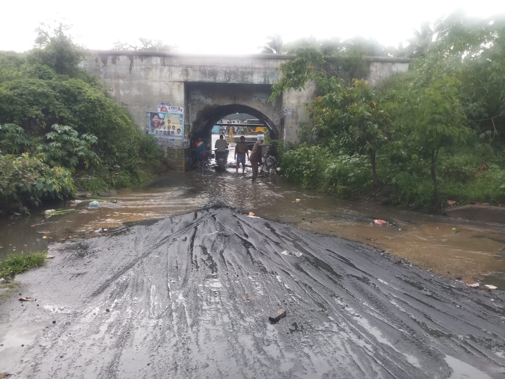 திருப்பூர் மாவட்டத்தில் கனமழை காரணமாக  பாலத்துக்குள் வெள்ளம்..! வாகன ஓட்டிகள் அவதி..!