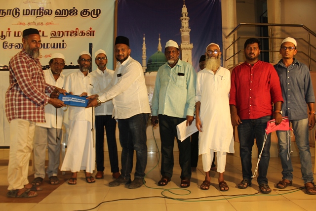 ஹஜ் புத்துணர்வு பயிற்சி முகாமில் ஹஜ் பயணிகளுக்கு பரிசு வழங்கியபோது