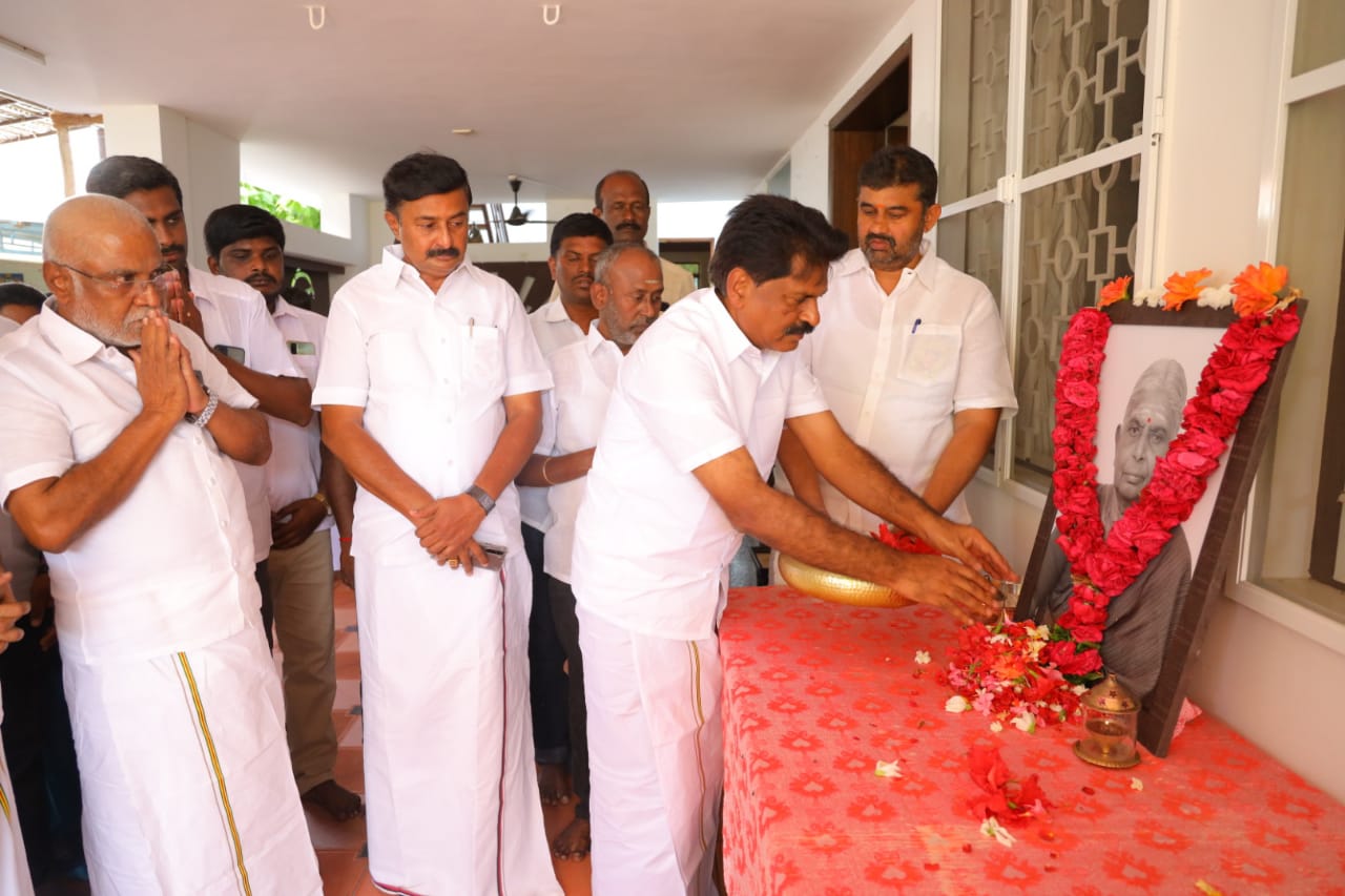 திருச்செங்கோடு சட்டமன்ற உறுப்பினர் E.R.ஈஸ்வரன் அவர்கள் நேரில் அஞ்சலி செலுத்தினார்.