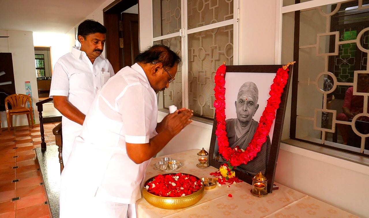சட்டத்துறை அமைச்சர் எஸ். ரகுபதி அவர்கள் நேரில் அஞ்சலி செலுத்தினார்.