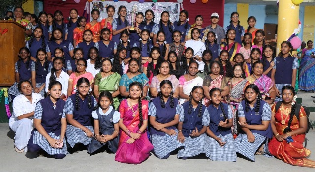 ஒட்டு மொத்த சாம்பியன் பட்டத்தை பெற்ற ஜெய்வாபாய் பள்ளி மாணவிகள் கோப்பையுடன் உள்ளனர்
