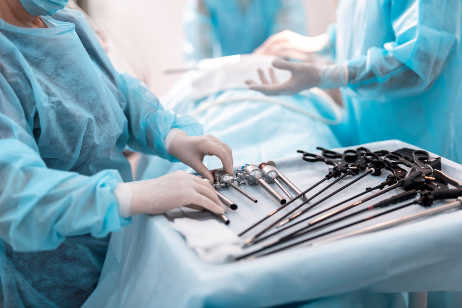 Close,Up,Of,Female,Hands,In,Sterile,Gloves,Holding,Trocar
